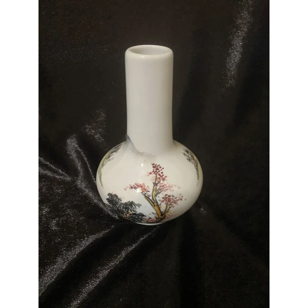 Japanese Style Vintage Vase made in Taiwan R.O.C.‎ 5.5 inches tall 3.5 wide
